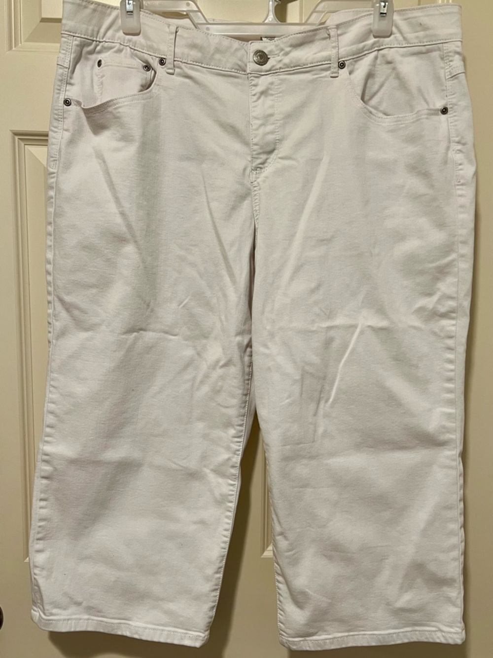 Crisp beige Capri Pants - Casual Five-Pocket Style